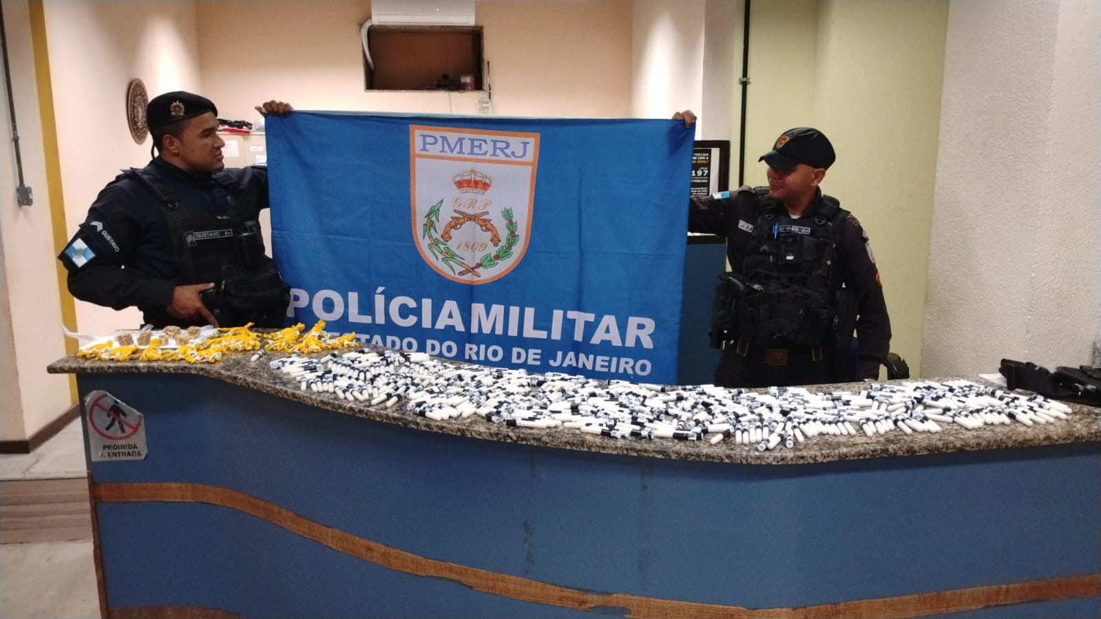Mais de 500 porções de drogas são encontradas escondidas em caixa d'água em Paraíba do Sul