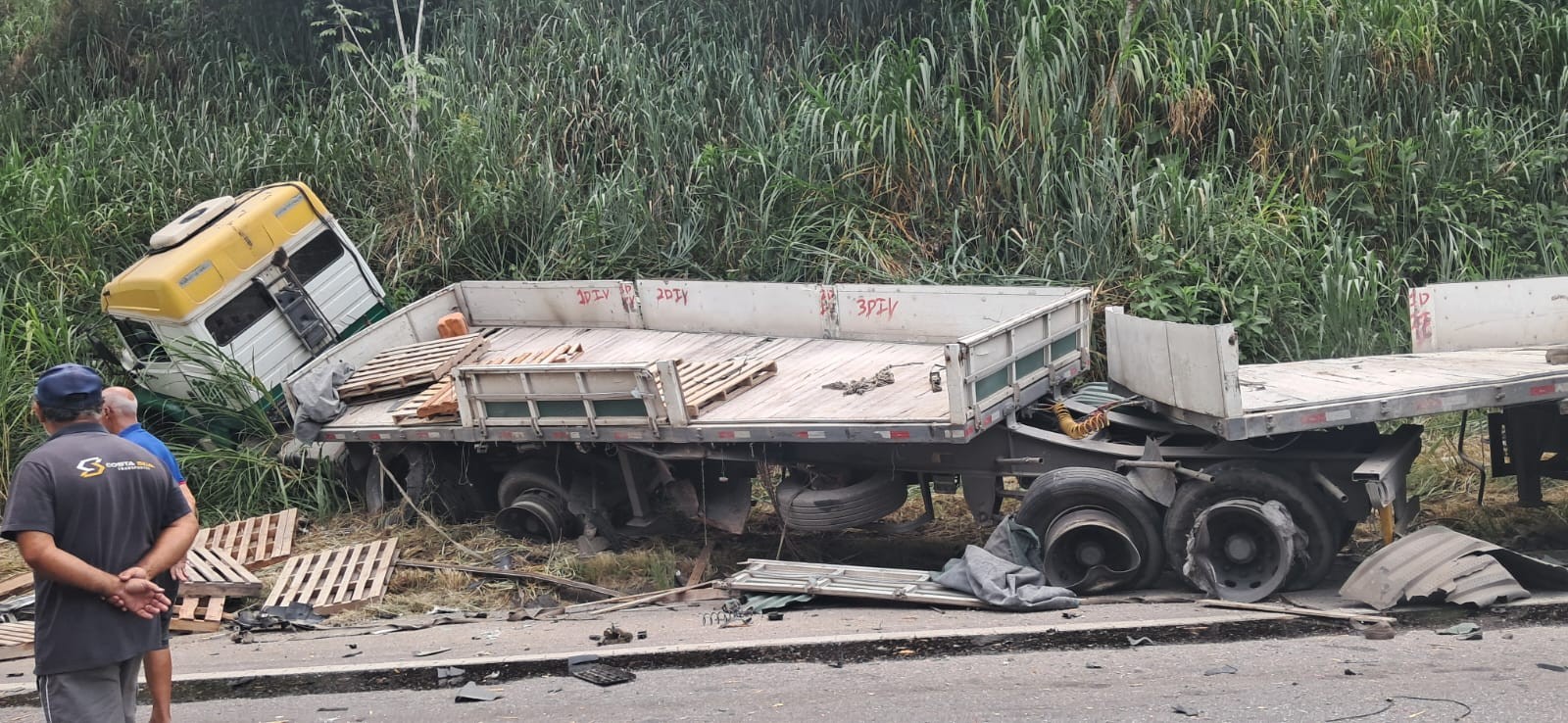 Acidente com dois caminhões e moto deixa um morto e três feridos na BR-393, em Barra do Piraí