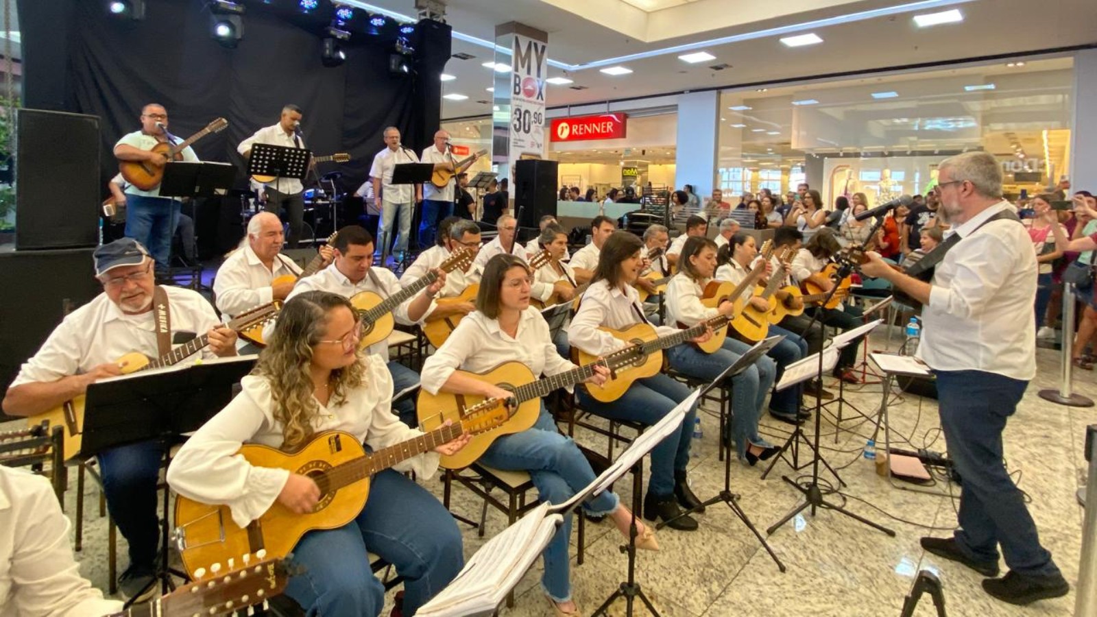 Orquestra de Violeiros se apresenta no Pátio Limeira Shopping