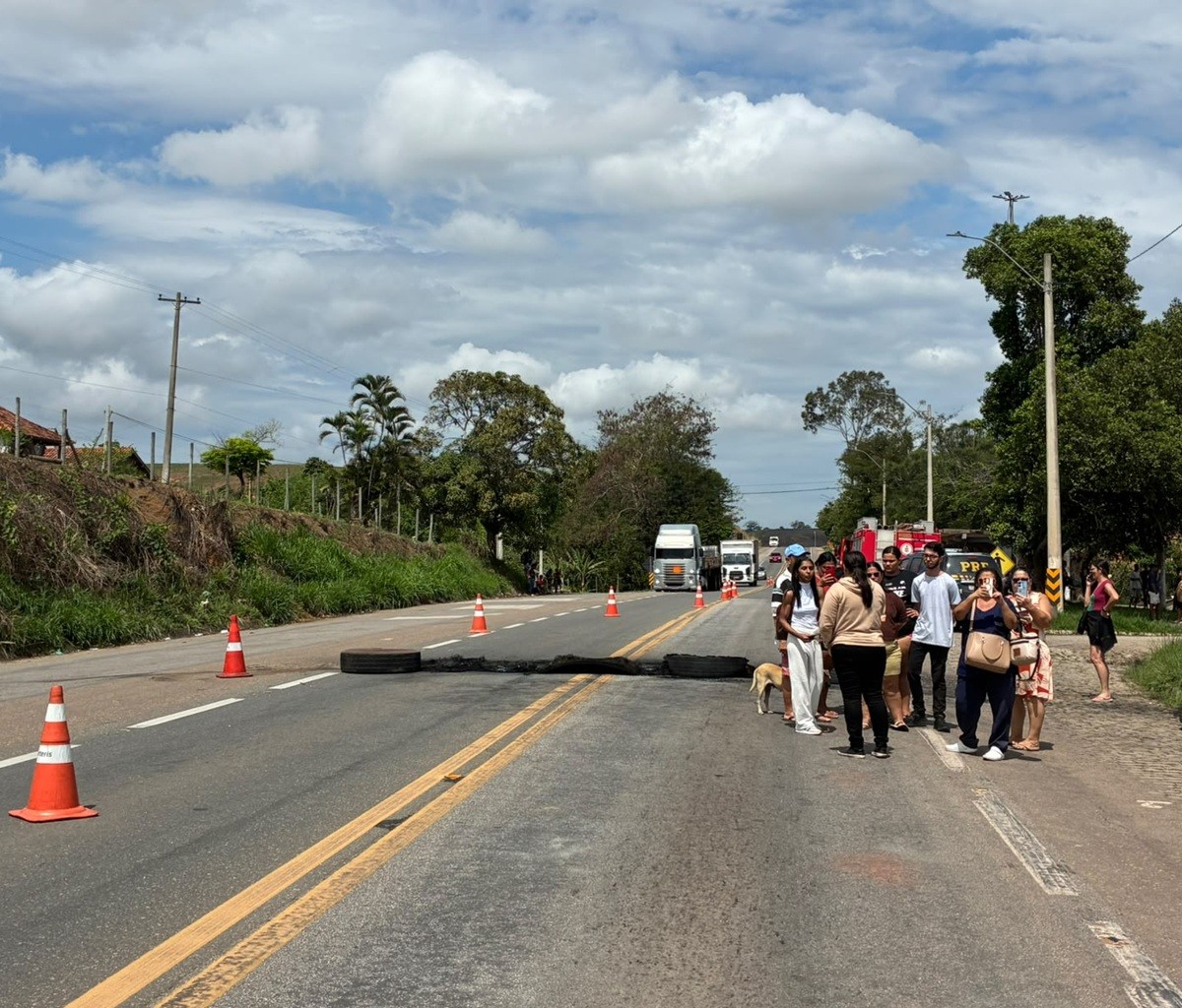 Moradores fazem protesto contra aumento de tarifa de vans na BR-101, em Campos
