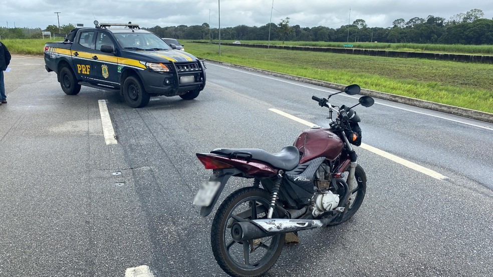 Acidente envolvendo moto e caminhão aconteceu na BR-101, em Santa Rita — Foto: Antônio Vieira/TV Cabo Branco
