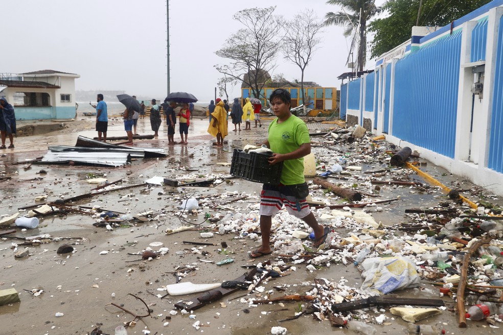 Morador de Porto Escondido, no México, avalia destruição causada por furacão Erick — Foto: AP Photo/Luis Alberto Cruz