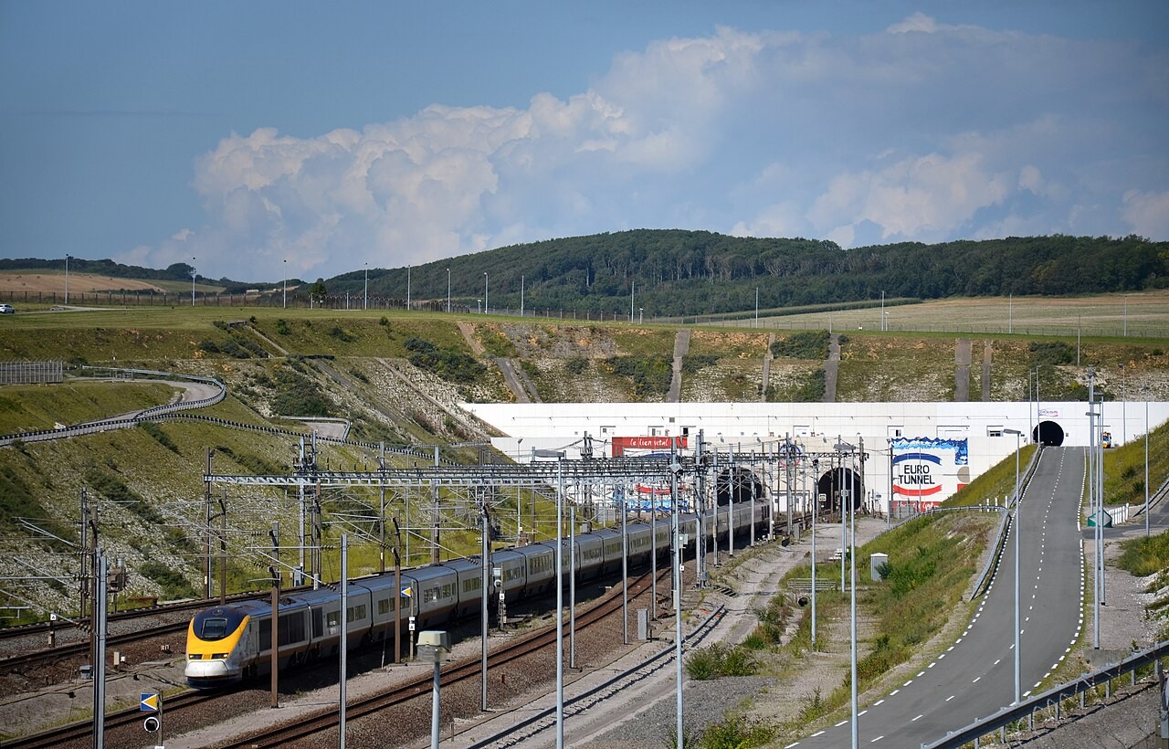 Batida entre trem e ônibus na entrada do Eurotúnel deixa 19 feridos na França