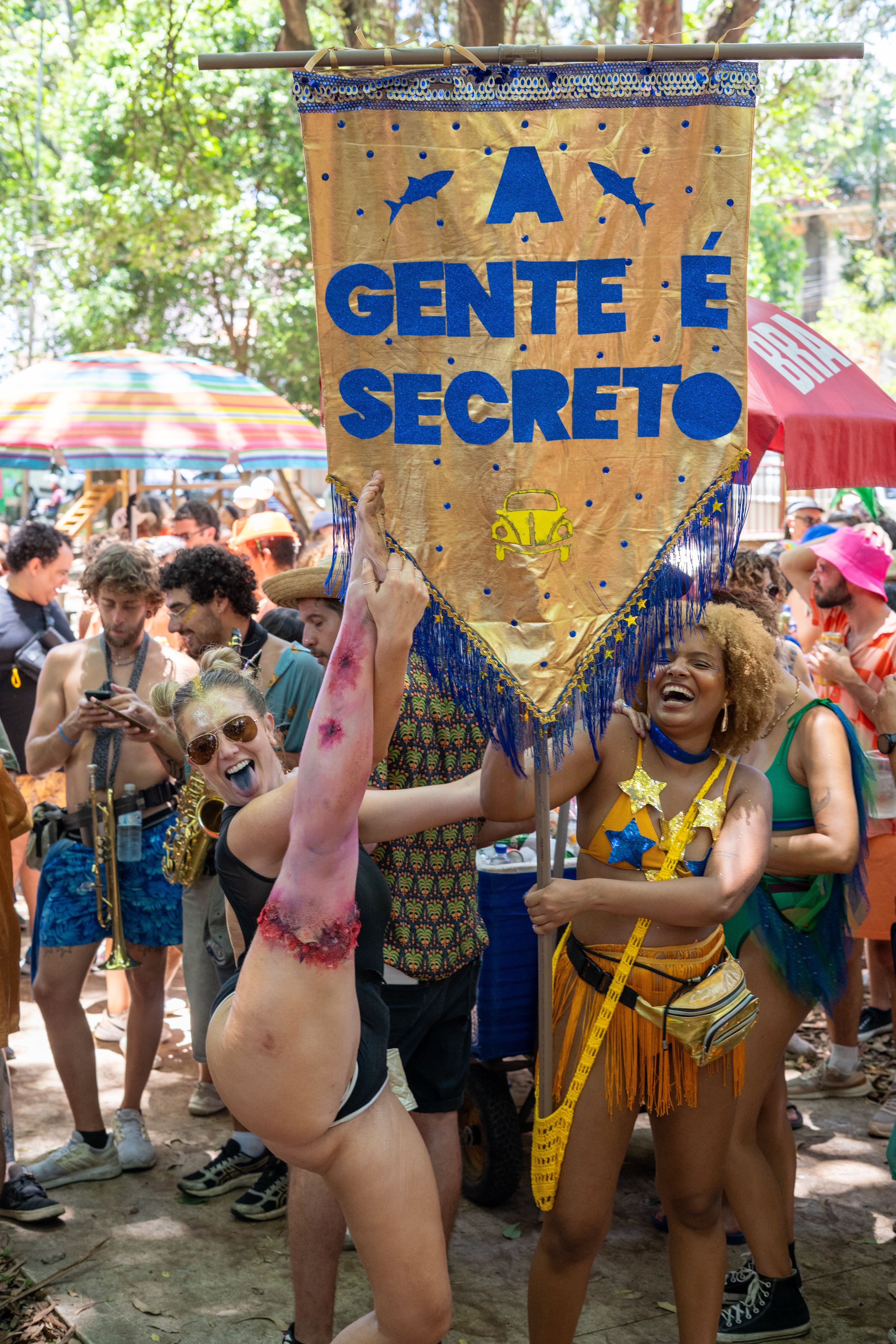 'O agente secreto' vira bloco de carnaval e toma ruas da Zona Oeste de São Paulo; veja FOTOS