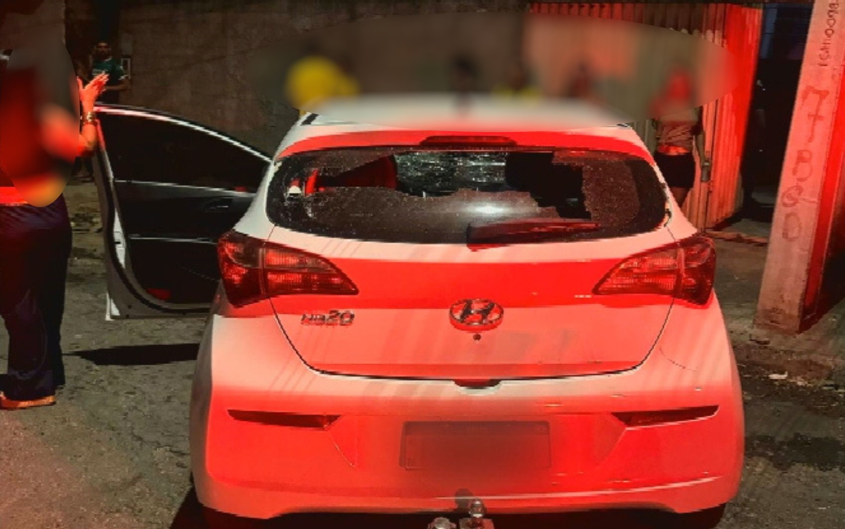 Biomédica atropela criança e adolescentes ao invadir a casa do ex com carro, diz polícia
