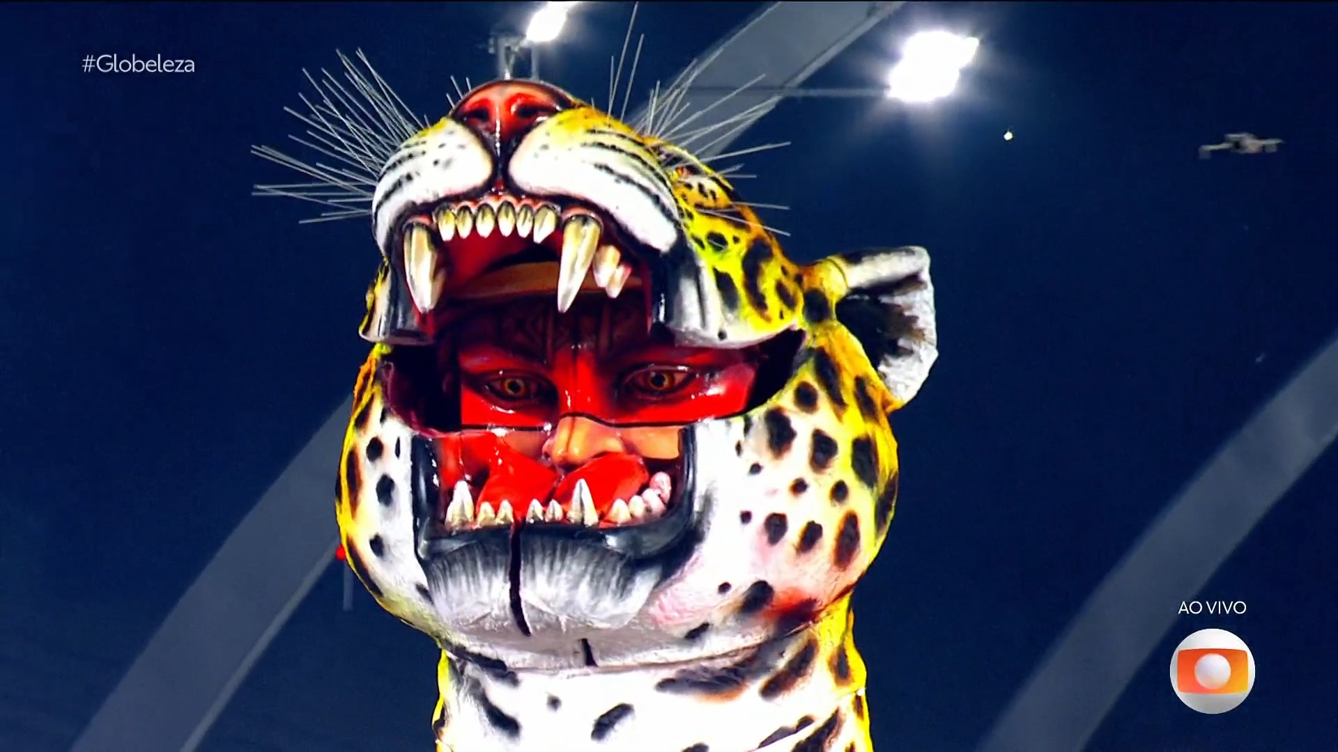 Mulheres que viram onça e arara: Dragões leva carro com transformações