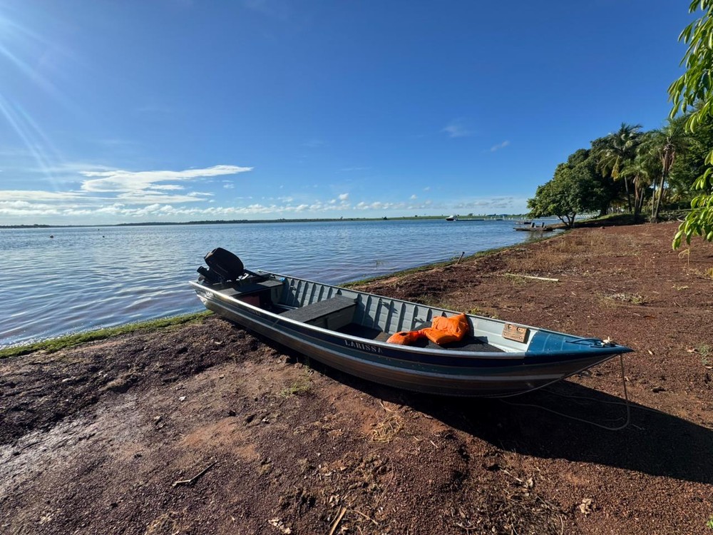Pescador desaparece na água após cair no rio e amigo dele é resgatado por barco no interior de SP