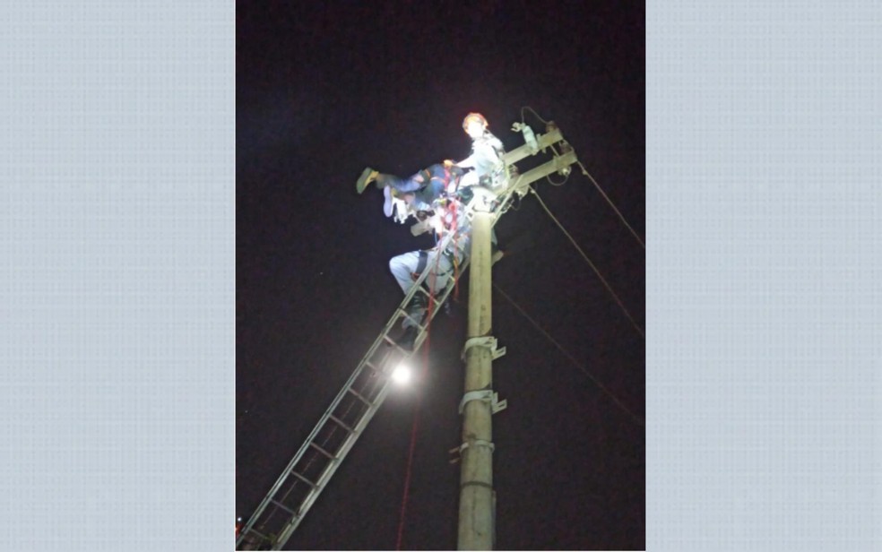 Homem é resgatado após choque elétrico em poste — Foto: Reprodução/EPTV