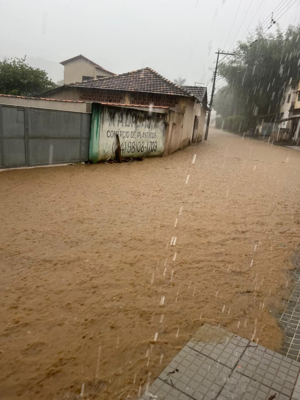 Chuva de 96,5 mm em uma hora provoca alagamentos em Engenheiro Passos, em Resende