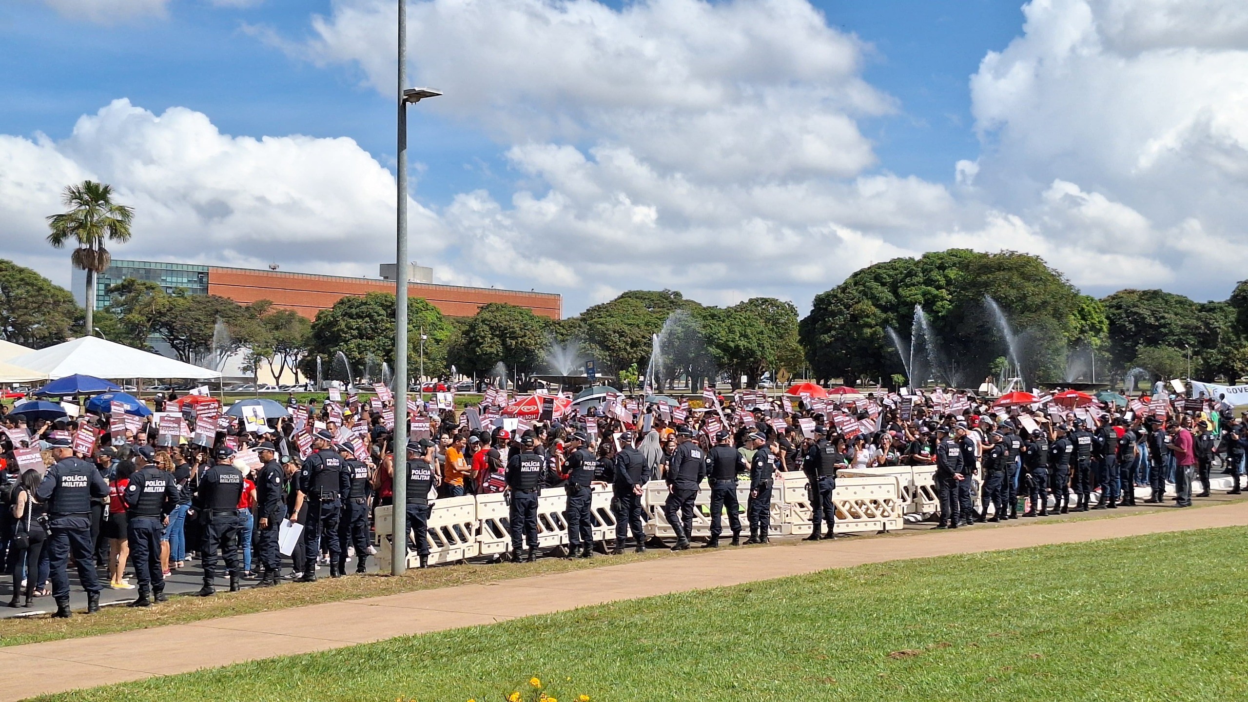 Professores da rede pública mantêm greve; paralisação dura nove dias