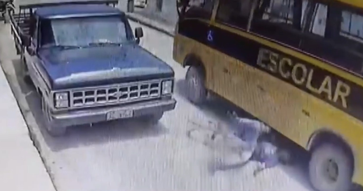 VÍDEO: ciclista se desequilibra, cai embaixo de ônibus escolar, é atropelado e morre na Bahia
