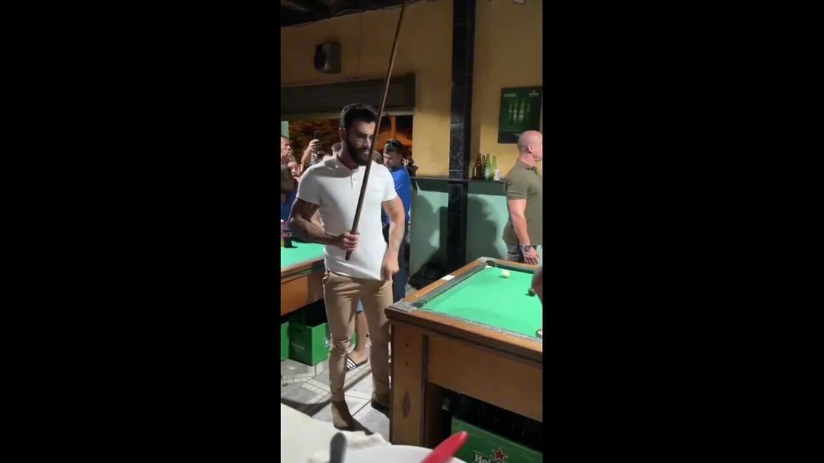 Gusttavo Lima surpreende clientes de bar ao parar para jogar