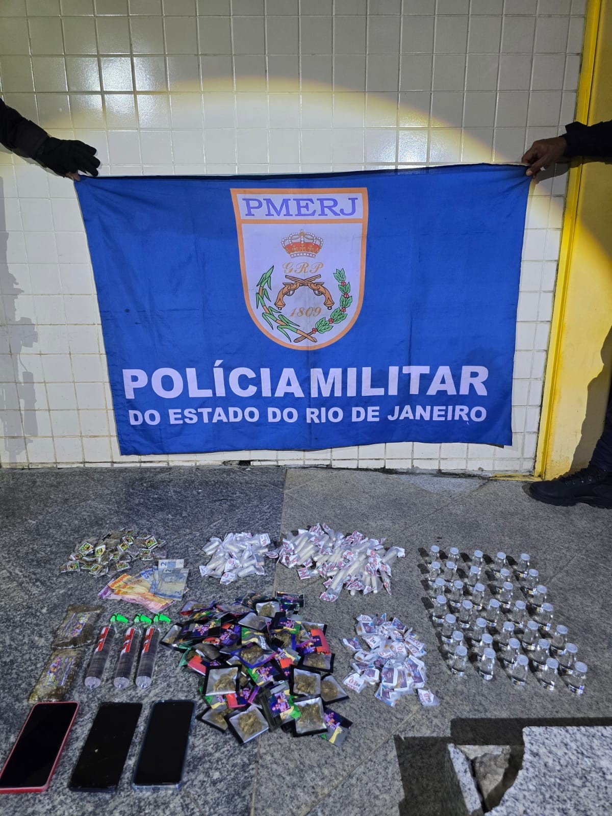 Jovem preso e adolescentes apreendidos por tráfico em Três Rios