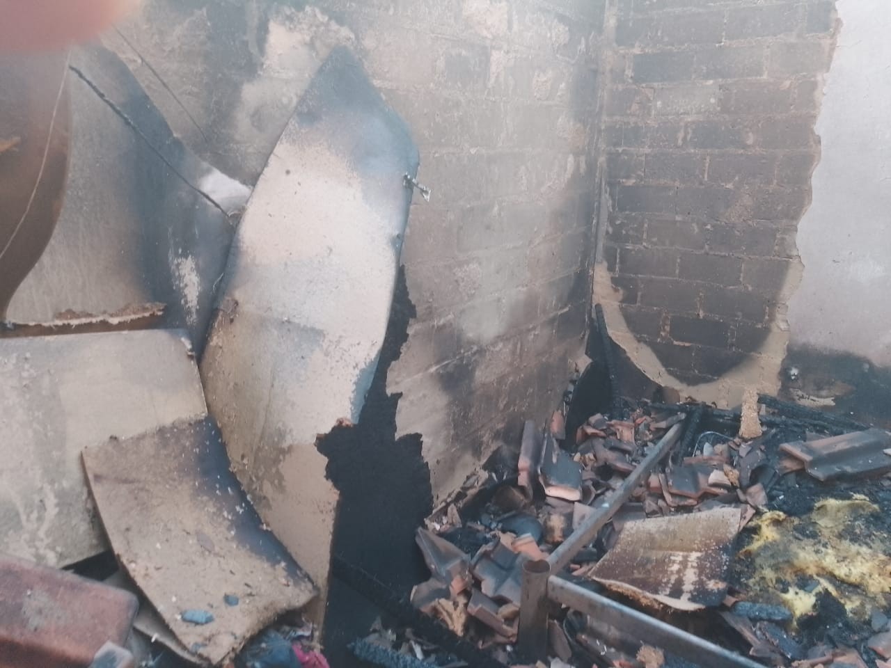 Incêndio causado por curto-circuito em arma de brinquedo destrói parte de casa no interior de SP
