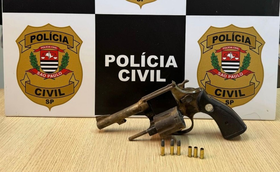 Arma usada no crime é apreendida em Bálsamo (SP) — Foto: Polícia Civil/Divulgação