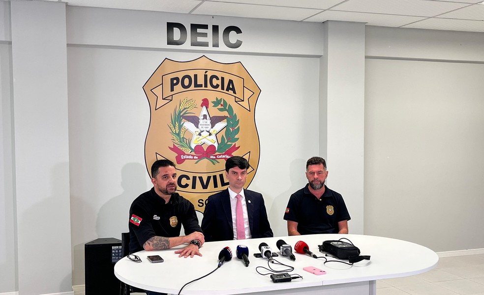 Delegados prestaram esclarecimentos sobre investigação sa morte de casal — Foto: Carolina Fernandes/NSC TV