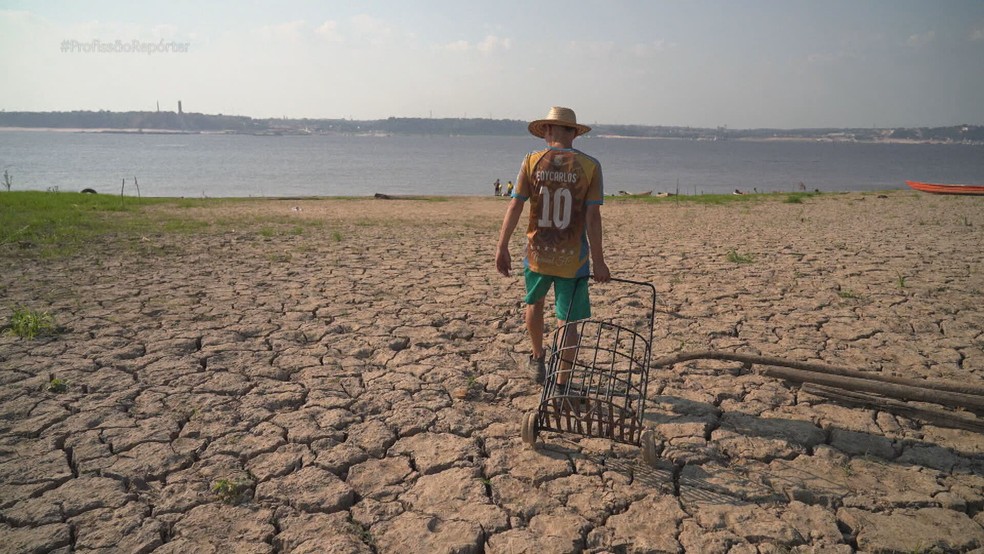 Para comprar água potável, os moradores precisam atravessar o Rio Negro até Manaus.  — Foto: Reprodução/TV Globo