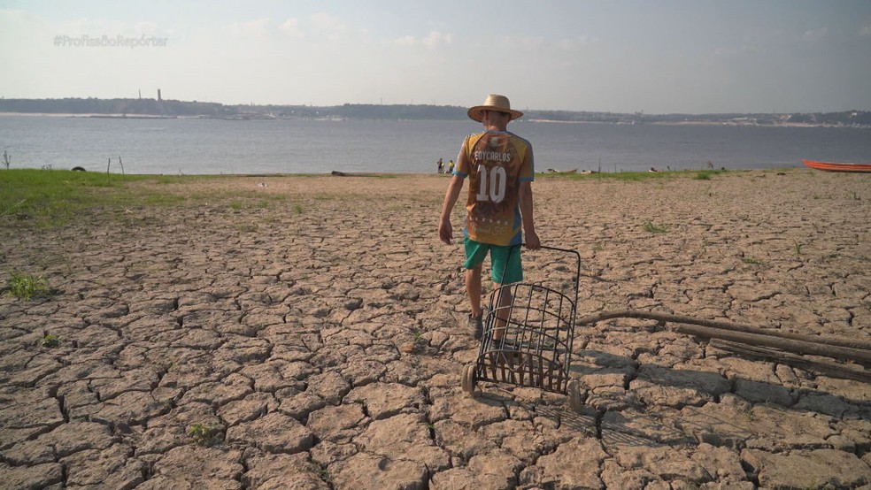 Para comprar água potável, os moradores precisam atravessar o Rio Negro até Manaus. — Foto: Reprodução/TV Globo