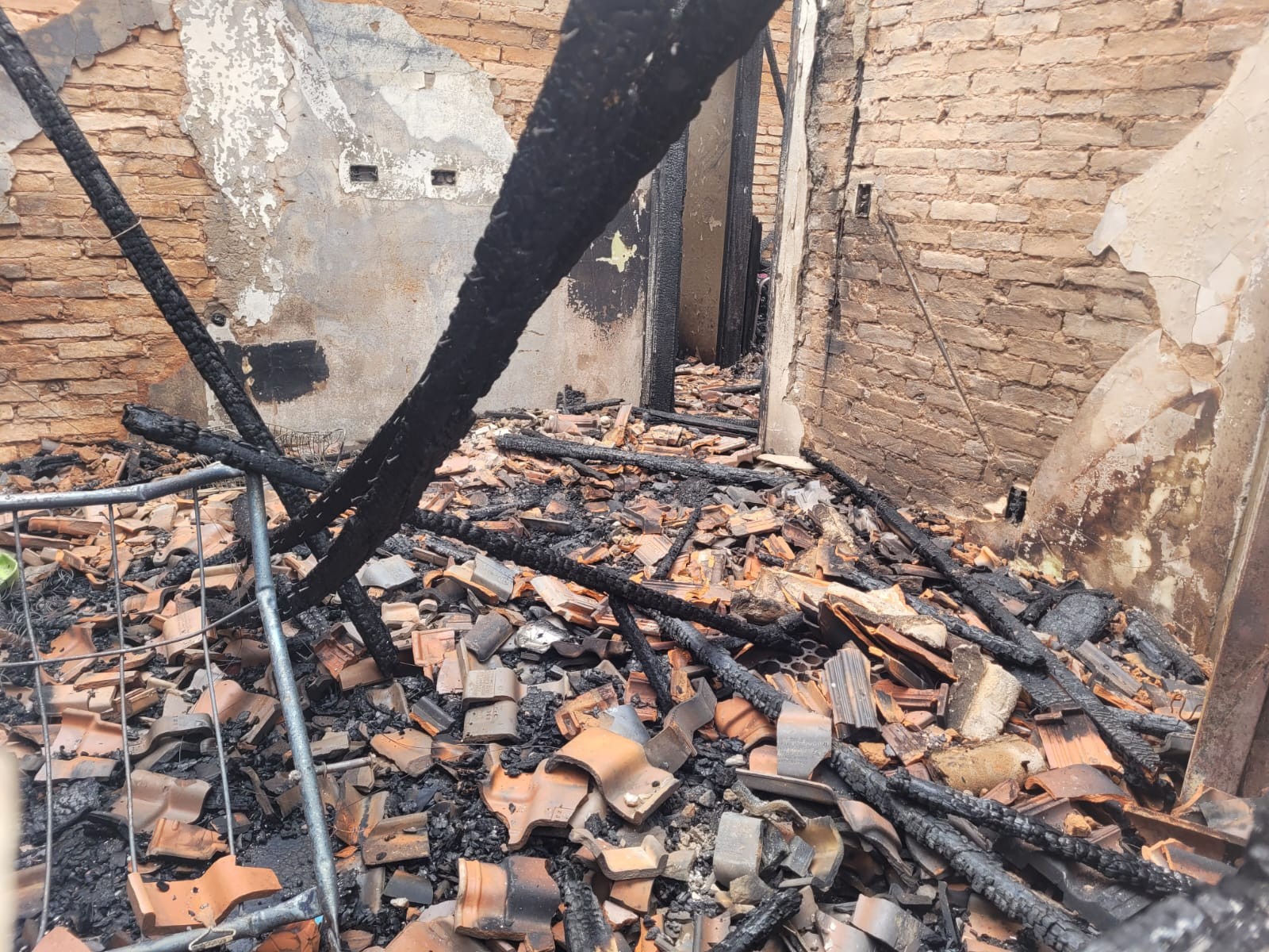 Incêndio em residência se alastra e atinge outras duas casas em Bauru