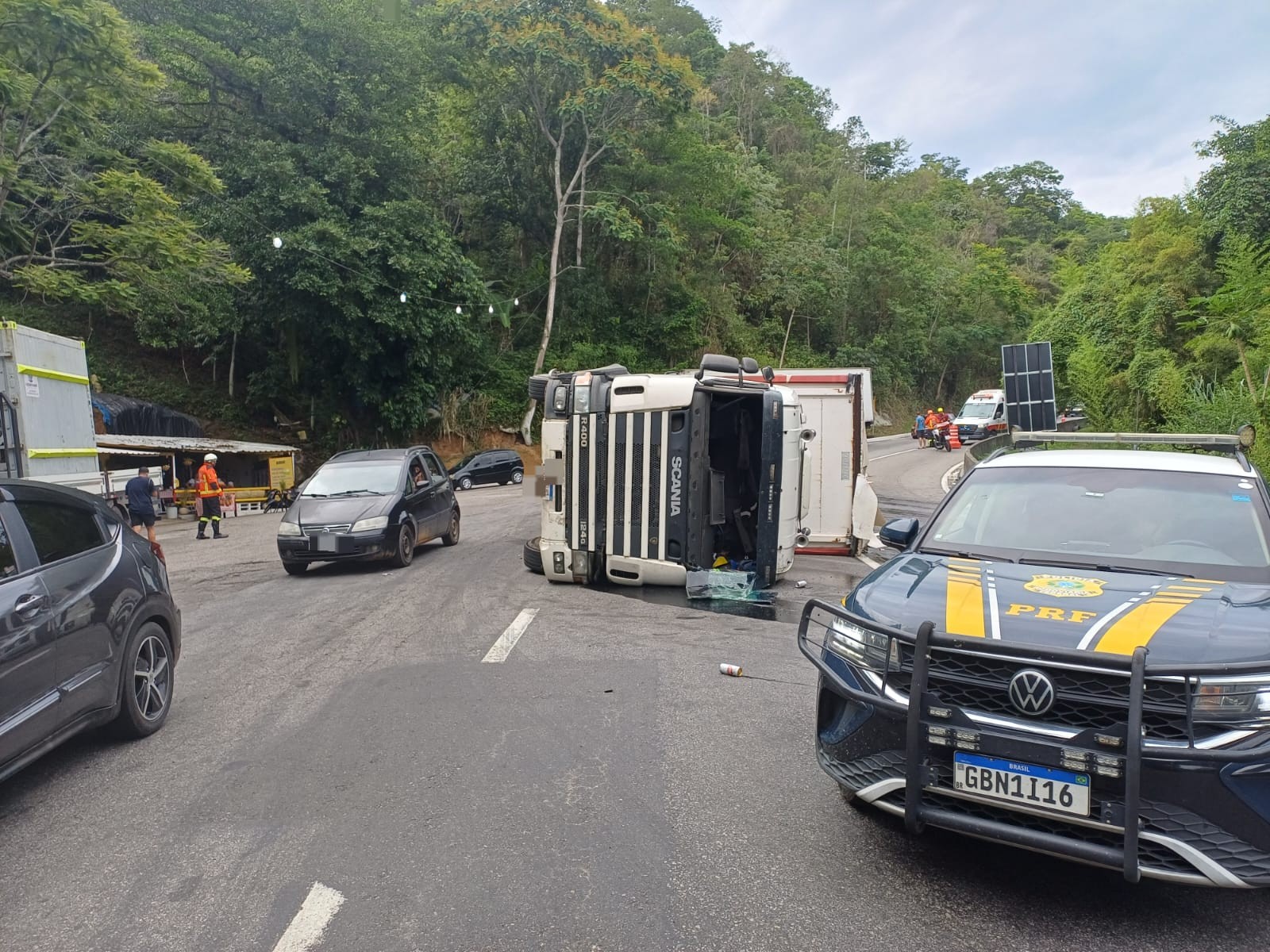 Carreta tomba na descida da Serra das Araras e causa transtornos no trânsito; oito são presos por saque de carga