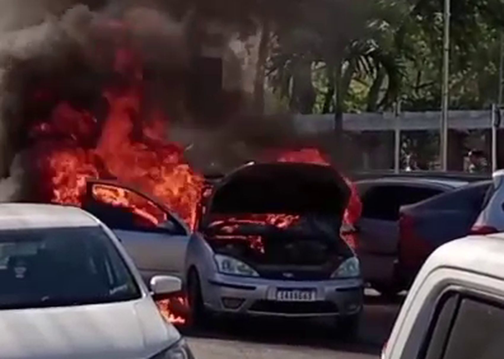 Carro em movimento pega fogo e chamas atingem outros dois veículos em Estância