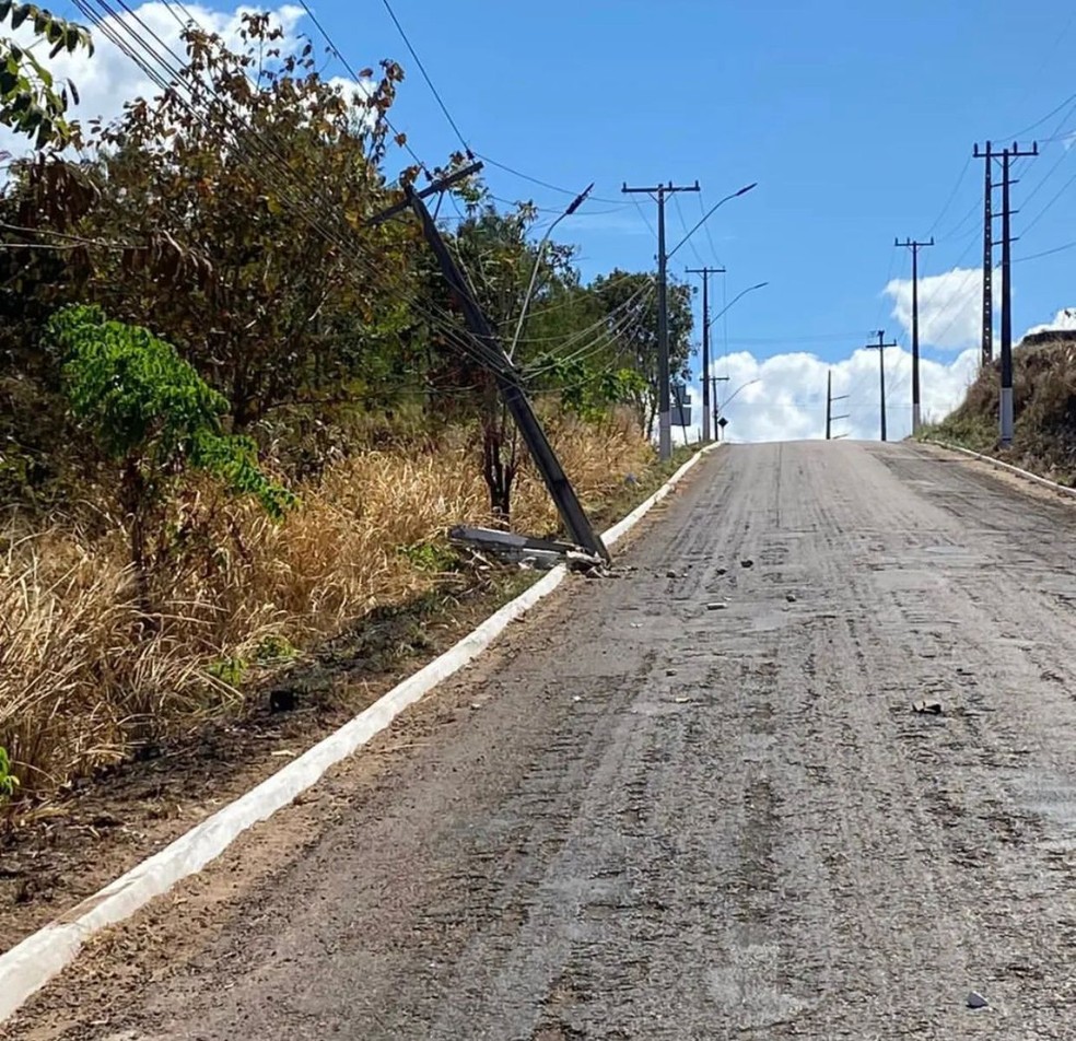Poste foi derrubado em Paraíso do Tocantins — Foto: Divulgação