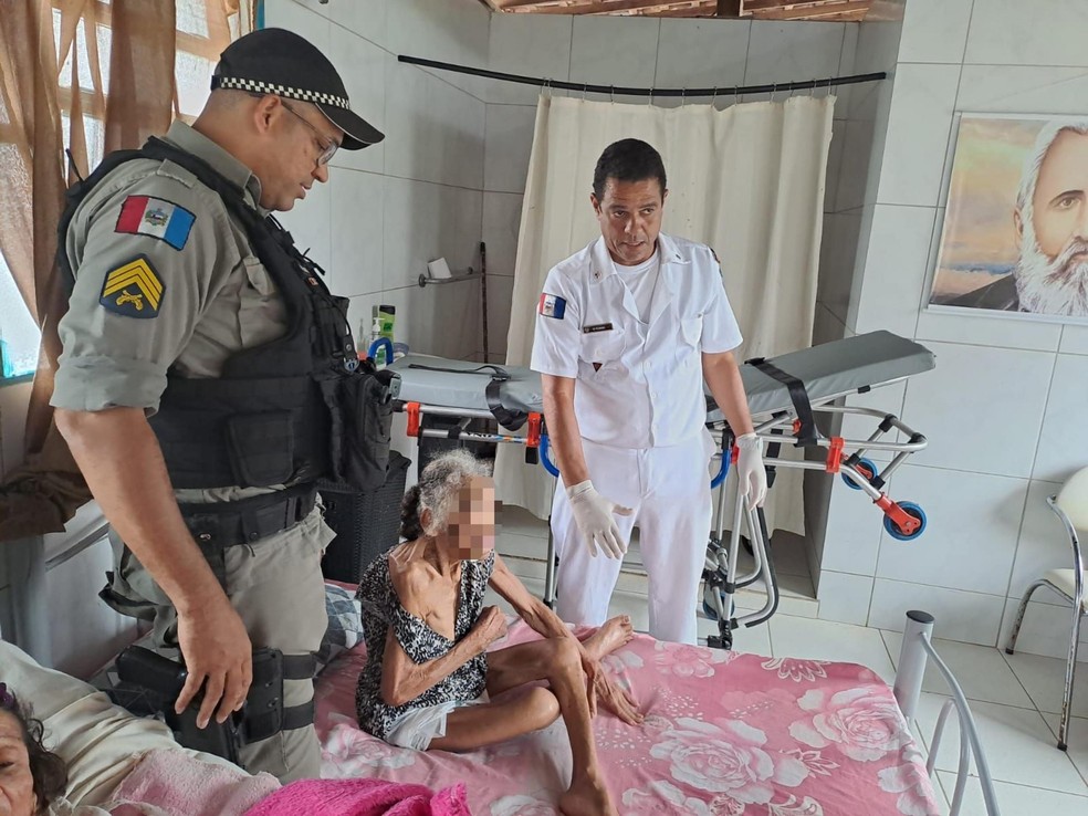 Idosa no Lar Santo Antônio de Pádua, no Village Campreste, após ser resgatada de situação de abandono em casa em Guaxuma, Maceió — Foto: Ascom/SSP-AL