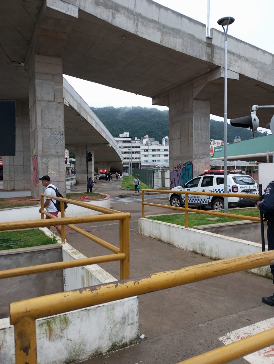 Operação no viaduto Roza Cabinda tem drogas apreendidas em Juiz de Fora 