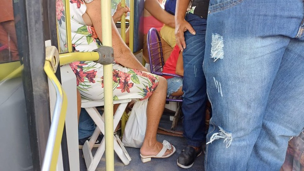 Passageiros sentados em bancos de madeira e cadeiras de balanço em corredor de micro-ônibus no RN — Foto: PRF/Divulgação