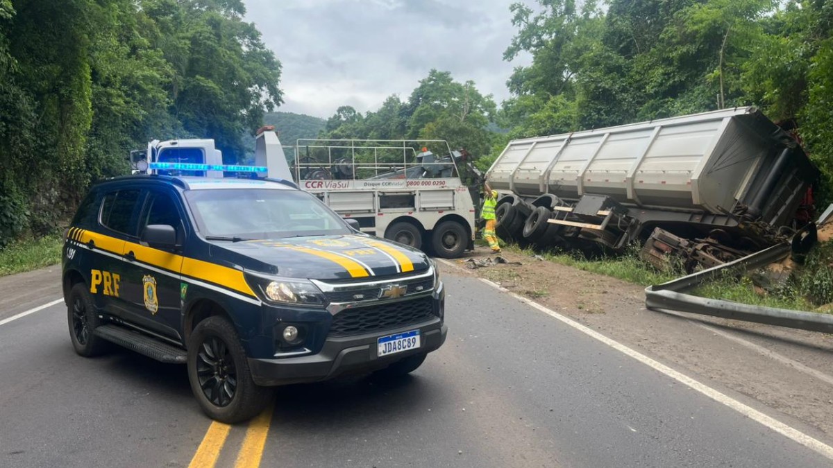 BR-386 tem bloqueio após acidente com duas carretas e dois carros; uma pessoa morreu