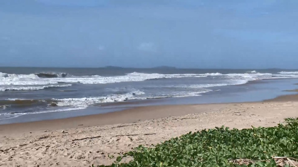 Praia em Guarapari onde jovem desapareceu é mais frequentada por surfistas — Foto: Reprodução/TV Gazeta