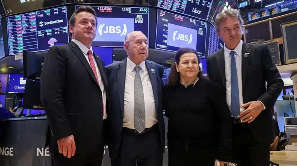 A família Batista reunida: da esquerda para a direita, Wesley, fundador da JBS, o pai José, sua esposa, Flora Mendonça Batista, e Joesley, posando na Bolsa de Valores de Nova York (NYSE) em 2025 — Foto: BBC/ Getty images