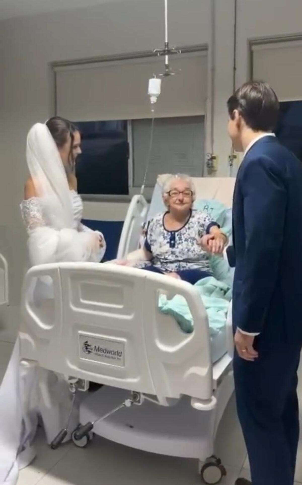 VIDEO: Bride leaves the church and goes straight to the hospital to visit her grandmother hospitalized in MG