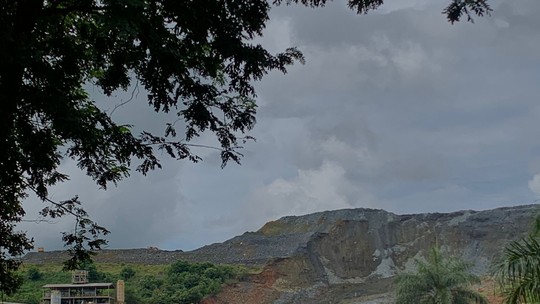 Mineração: entenda a diferença entre barragens, pilhas de rejeito e pilhas de estéril - Os rejeitos são produzidos após a lavagem do minério. Esse material com pouco ou nenhum valor econômico pode ser depositado em uma barragem ou drenado e empilhado a seco. Todo empreendimento minerário ainda tem as pilhas de estéril, formadas principalmente por areia e rochas.