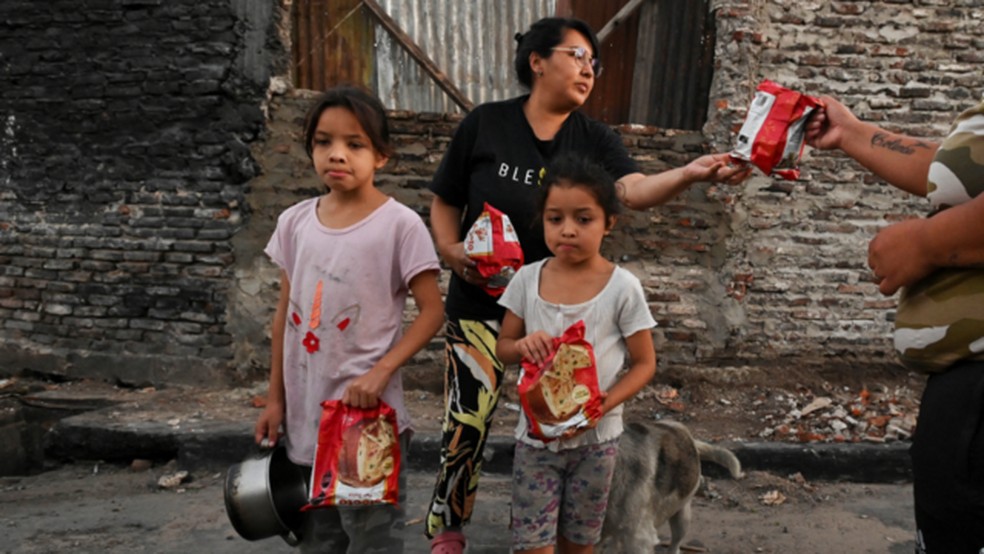 A pobreza aumentou quase 8 pontos desde dezembro e cada vez mais famílias precisam de ajuda para sobreviver — Foto: Reuters via BBC