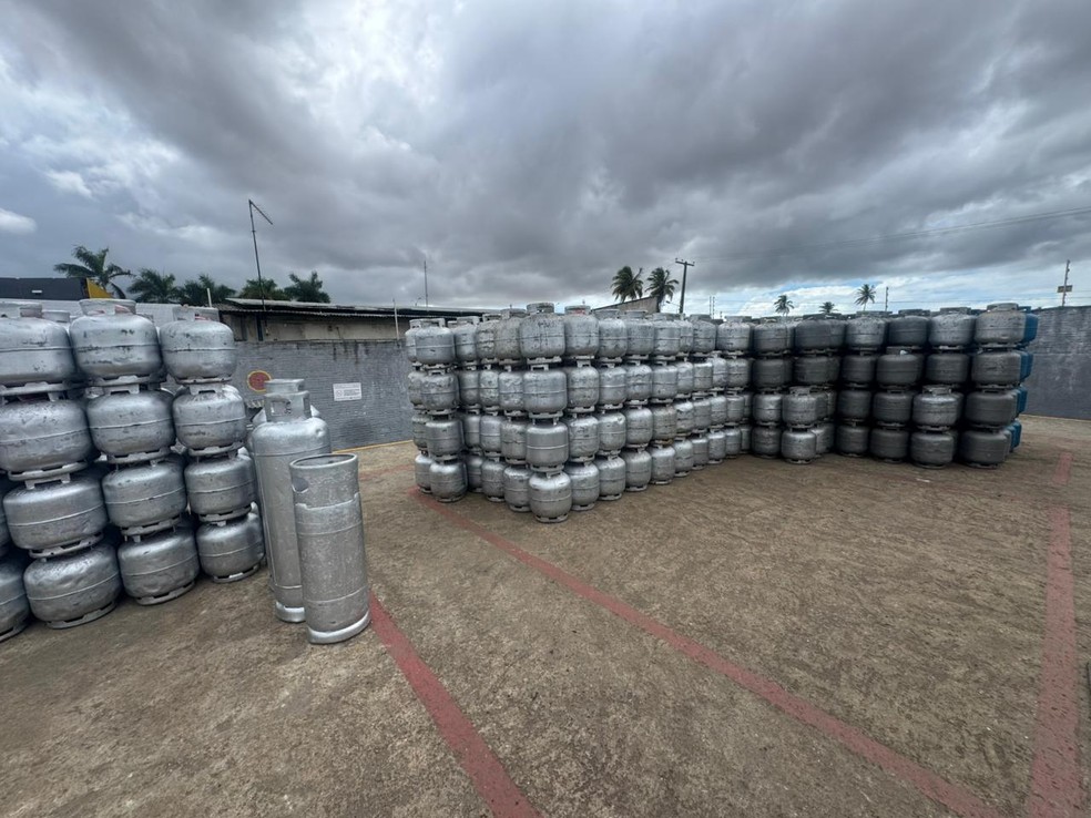 Botijões de gás em revendedora de Natal — Foto: Sérgio Henrique Santos/Inter TV Cabugi