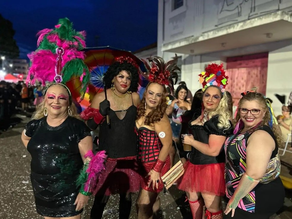 As amigss homenageando todas as drags. — Foto: Renata Fontoura/ Primeira Página