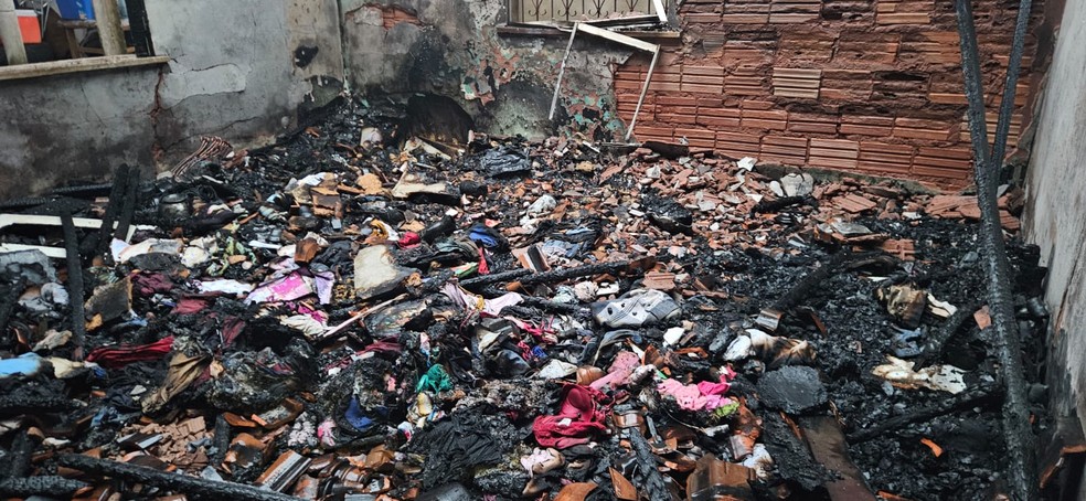 Incendio em residencia na Nova República — Foto: Waldiney Ferreira/TV Tapajós