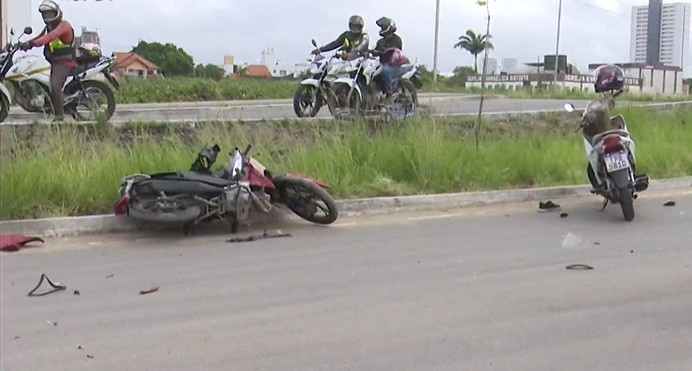 Motociclista morre após bater em outra moto, cair e ser atropelado por caminhão, na BR-230  