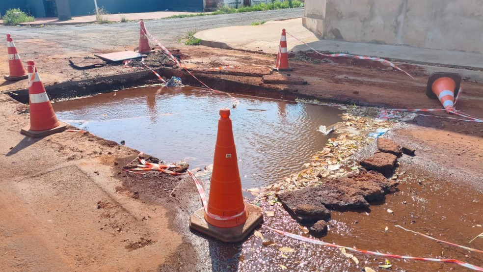 'Piscina' aberta com vazamento de água prejudica moradores há cerca de duas semanas no bairro Cabreúva. — Foto: Carlos Ernesto