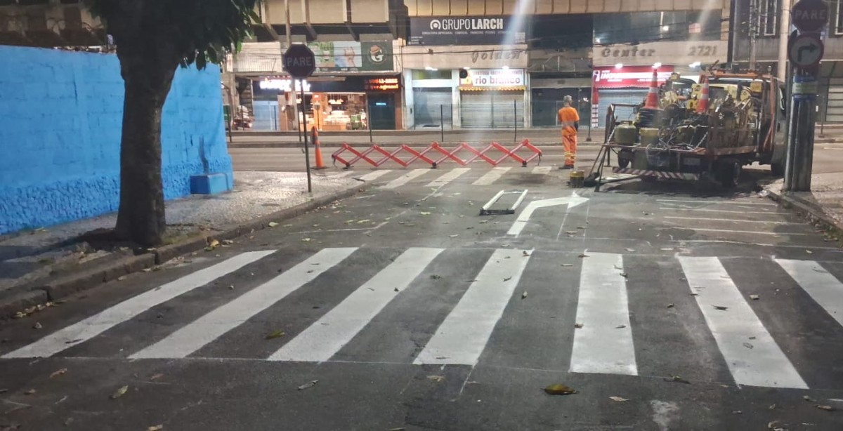 Rua Rei Alberto, no Centro de Juiz de Fora, terá trânsito invertido de forma definitiva 