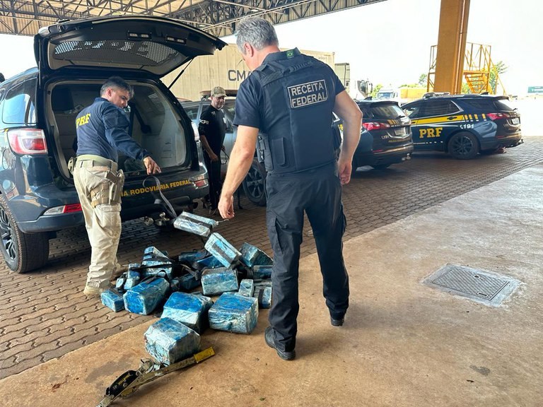 Caminhão-guincho é apreendido com mais de 100 kg de cocaína na BR-277; motorista foi preso