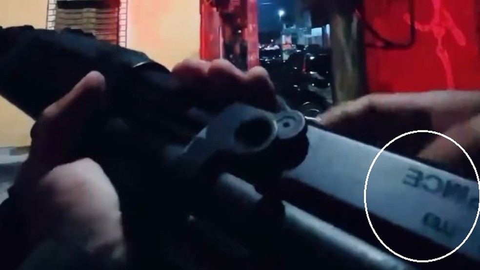 Policiais militares gravaram abordagens em que atiraram em pedestres com bala de borracha durante dispersão de baile funk, em Fortaleza. — Foto: Reprodução