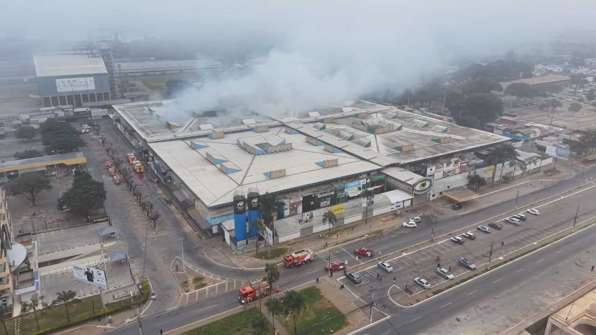 Grande incêndio atinge a Feira dos Importados no DF
