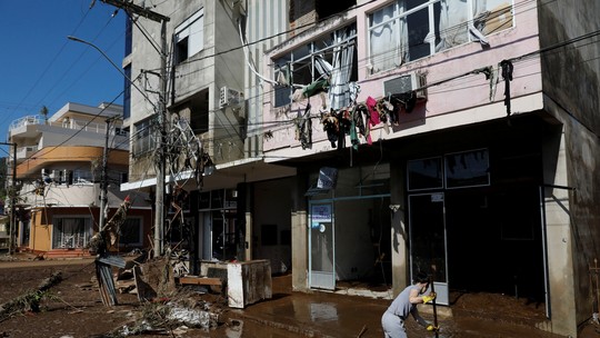 R$ 2,5 mil em parcela única: entenda auxílio para população fora de casa após enchentes - Foto: (REUTERS/Diego Vara)