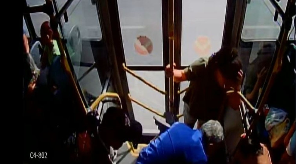 Motorista aplicou manobra de Heimlich e salvou criança que estava engasgada em ônibus em Fortaleza. — Foto: Reprodução