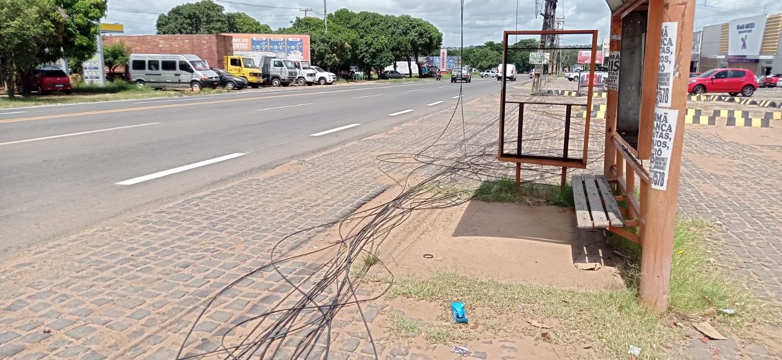 Prefeitura mapeia postes com fios excedentes em Teresina e notifica empresas para remoção; prazo é de 72 horas