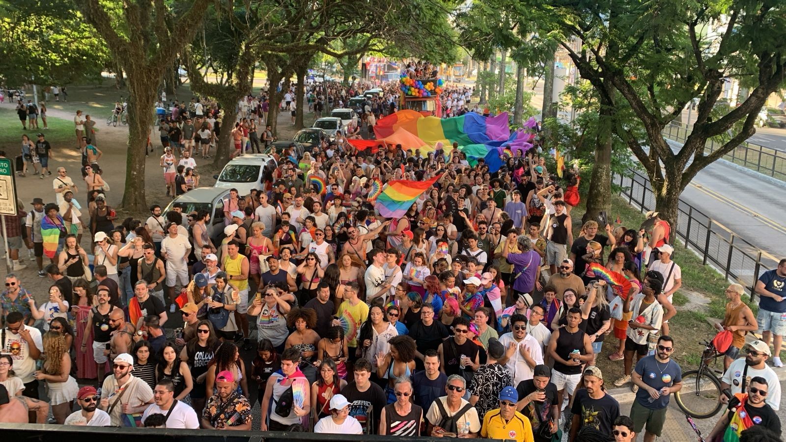 Com corrida de drag queens em pedalinhos, Parada Livre de Porto Alegre ocupa Parque da Redenção