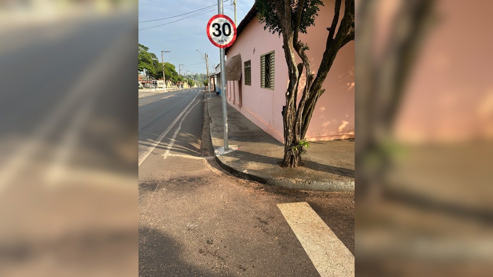 Local onde homem estava sentado antes de ser agredido em Urupês (SP) — Foto: Divulgação