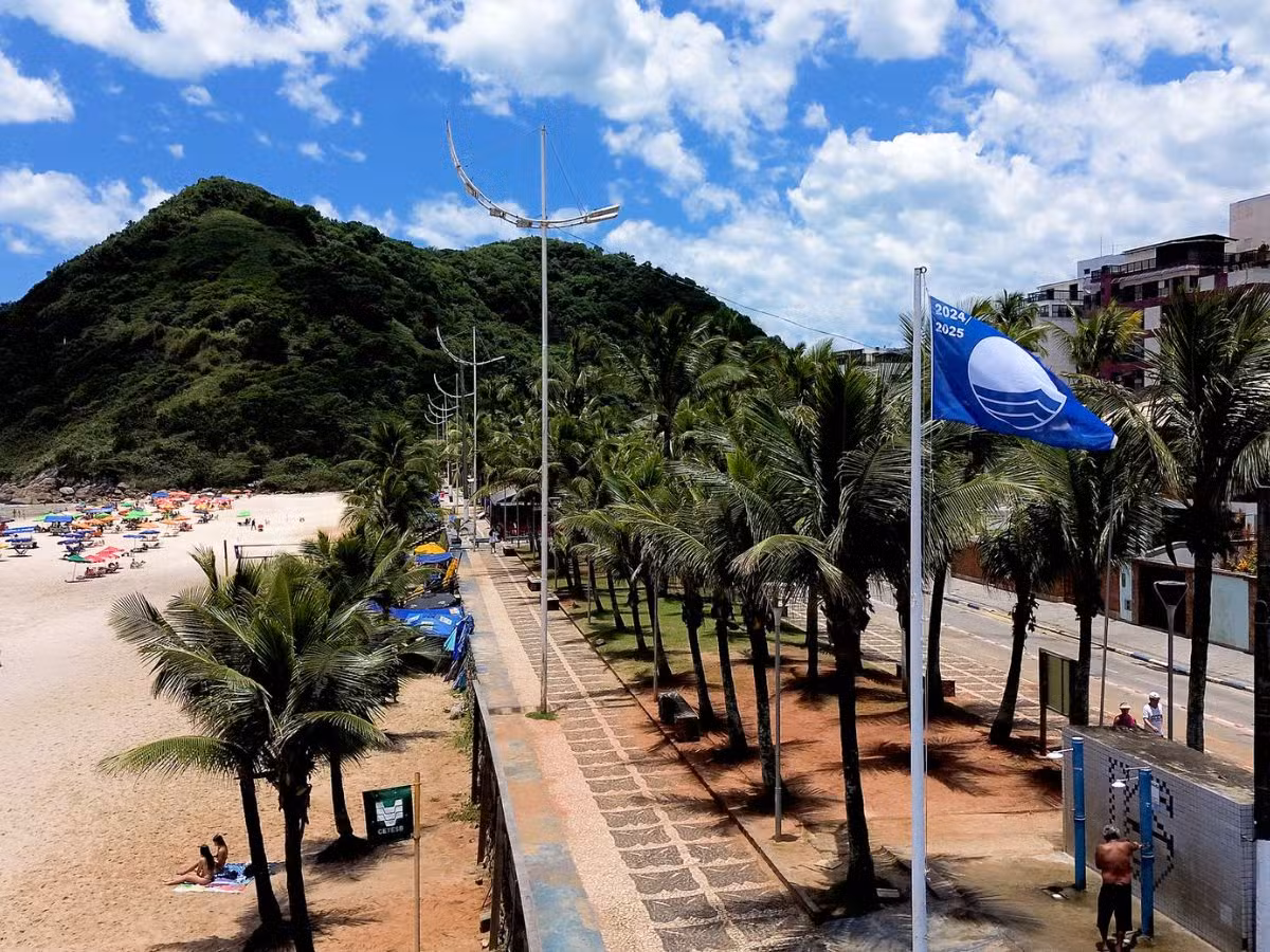 Guarujá fiscaliza comércios na Praia do Tombo e descarta alimentos irregulares